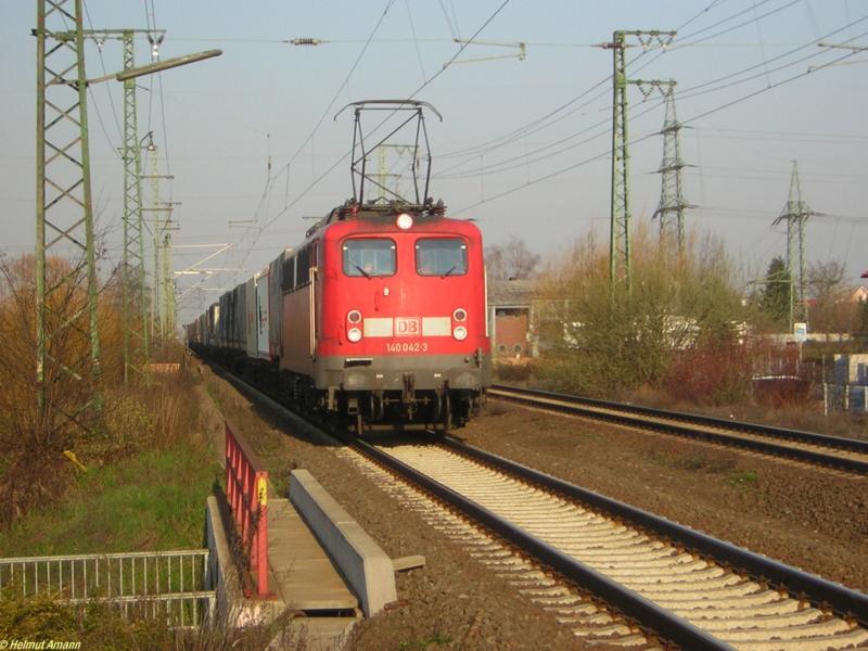 Am 08.04.2006 befand sich 140 042 mit einem Gterzug kurz vor dem Bahnhof Weiterstadt. Da die Fahrdienstleiterin des Bahnhofes mir das Verweilen auf dem Mittelbahnsteig aufgrund des zu geringen Sicherheitsabstands untersagte, mute ich die Aufnahme leider von der Schattenseite machen.