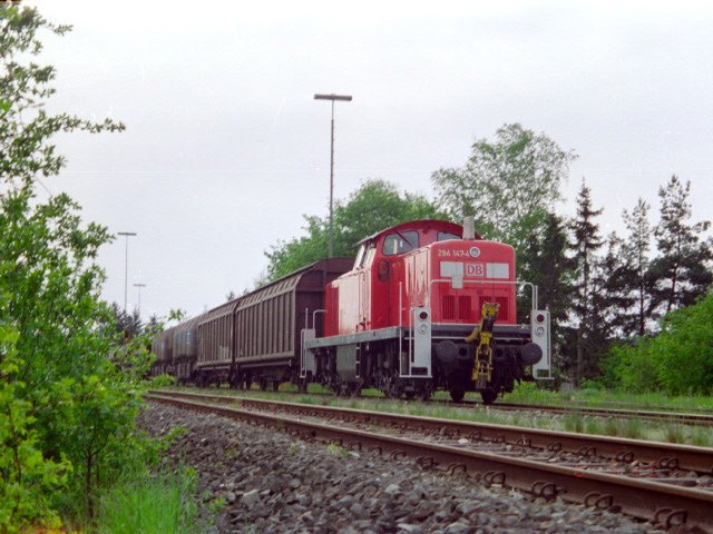 Am 08.05.2002 fhrt 294 147 in den Endbahnhof Schnaittenbach mit einem Gterzug ein. (Strecke Amberg-Schnaittenbach). Das Foto war ein Negativ, das mir ein ehem. Kollege mit einem Negativscanner digitalisiert hat.