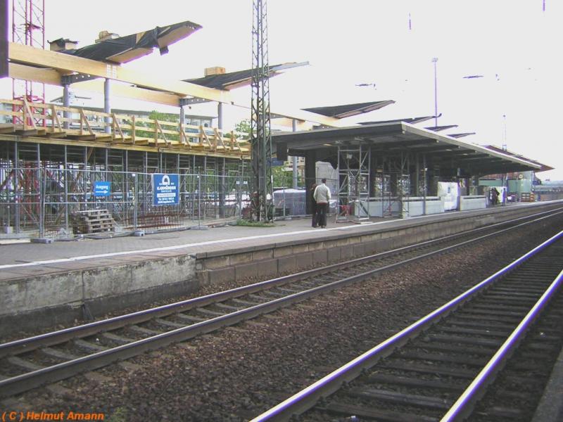 Am 08.05.2005 bot der Neubau des Bahnhofsgebudes in Rsselsheim dem Fotografen diesen Anblick, rechts von der Dachkonstruktion des knftigen Empfangsgebudes das alte denkmalgeschtzte Bahnsteigdach, das aus diesem Grund erhalten bleibt. 