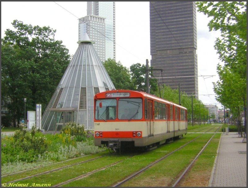 Am 08.05.2007 begegnete mir berraschend der Triebwagen 361 der Bauart U2h (noch in alter Farbgebung) auf einer berfhrungsfahrt vom Betriebshof Gutleut zum U-Bahn-Betriebshof Heddernheim. Da der Betriebshof Heddernheim keine Drehbank hat, mssen die U-Bahn-Fahrzeuge zum Abdrehen der Radstze entweder zum Betriebshof Gutleut oder zum Betriebshof Ost fahren.