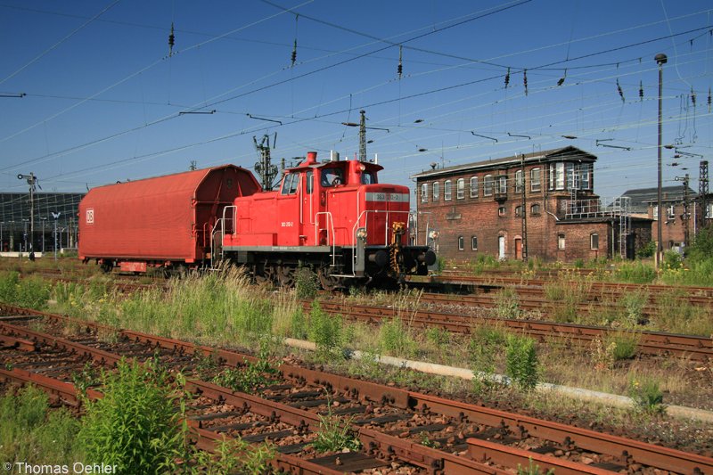 Am 08.06.07 steht 363 212 mit einem Ein-Wagen-Zug in Chemnitz Hbf und wartet auf die Ausfahrt nach Chemnitz-Kchwald um Selbstentladewagen abzuholen.