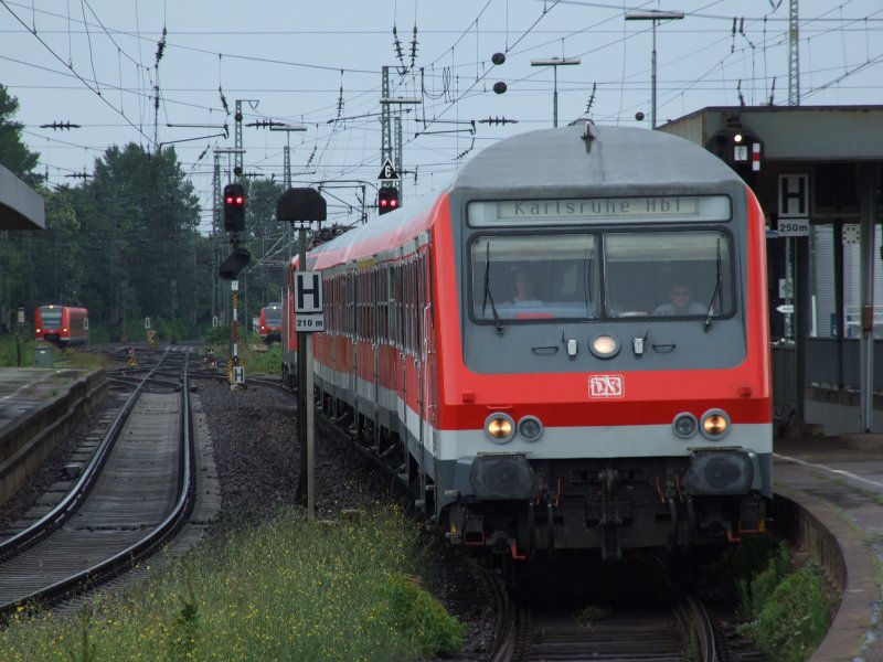 Am 08.08.2008 verkehrte der Regionalexpress von Ludwigshafen Hbf nach Karlsruhe mit einen n-Wagenpark und einer Lok der Baureihe 110
