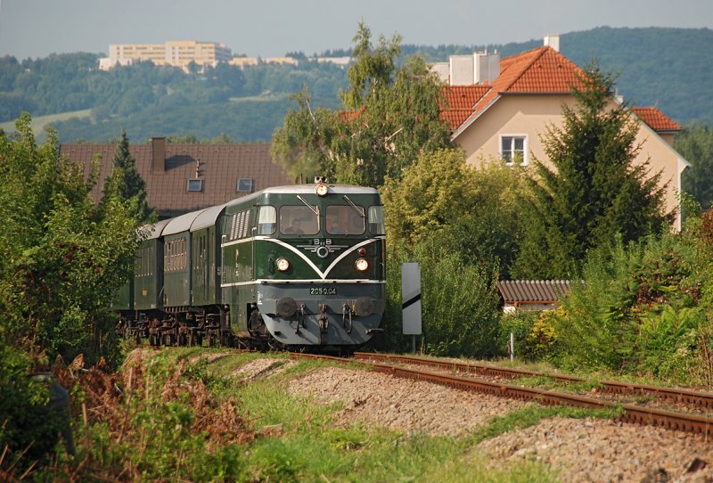 Am 08.08.2009 war die 2050.04 im Einsatz f�r die Erlebnisweltbahn.
Hier hat der Zug in Korneuburg bereits die Nordwestbahn verlassen, die Eisenbahnkreuzung mit der Bundesstra�e 3 passiert und nimmt Kurs auf  Ernstbrunn.