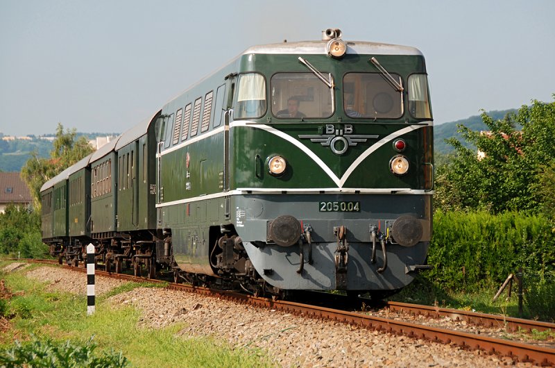Am 08.08.2009 war die 2050.04 im Einsatz fr die Erlebnisweltbahn. Hier hat der Zug in Korneuburg bereits die Nordwestbahn verlassen, die Eisenbahnkreuzung mit der Bundesstrae 3 passiert und nimmt Kurs auf Ernstbrunn.