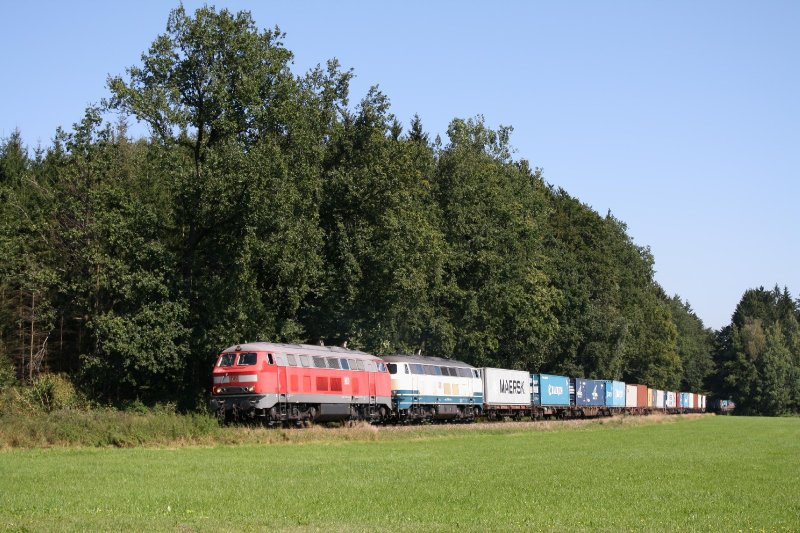 Am 08.09.09 konnte in Pirach das aus Burghausen kommende  Wacker-Shuttle  im Bild festgehalten werden, bespannt mit 217 021-5 + 014-0.