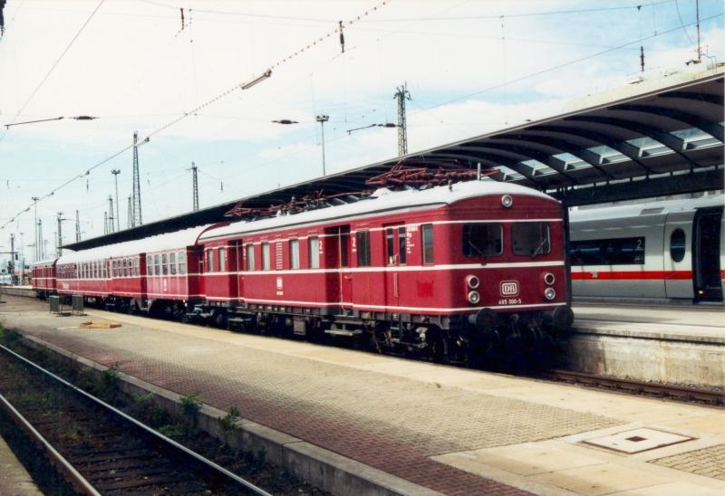 Am 08.09.2001 fand ein Bahntag statt, u. a. auch in Frankfurt/Main. Hier wurde neben dem  Quietschkbel  PET 423 168-4 (PET-Flaschen nimmt der Getrnkehndler zurck!) auch der 465 006-1 mit dem Steuerwagen 865 606-0 sowie den Zwischenwagen 865 006-1 und 865 106-9 (Klubwagen) ausgestellt. Die Karierre des ET 65 begann und endete ja in Stuttgart im Vorortverkehr. Dort wurde er vom  Heiligen ET  420 abgelst. 2005 kehrte dieser Triebzug nach Stuttgart zurck.