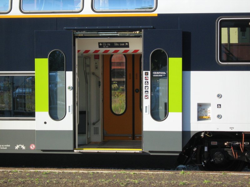 Am 08.09.2009 am Morgen im Bahnhof Bautzen - Probefahrt Bmbardier mit Doppelstockwgen f�r die DSB. Ge�ffnete T�r des Steuerwagens