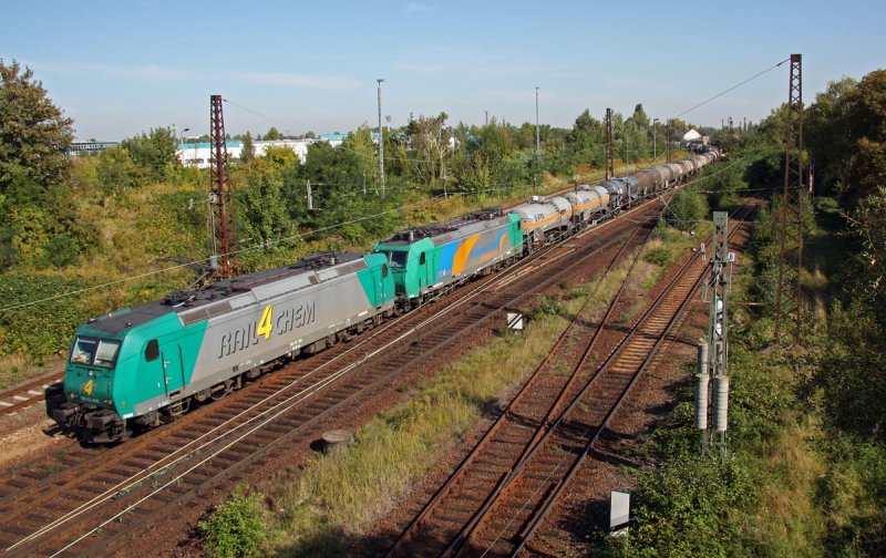 Am 08.09.2009 sind 185-CL 006 sowie eine zweite Lok der gleichen Baureihe mit einem Kesselwagenzug auf dem Leipziger Gterring unterwegs.