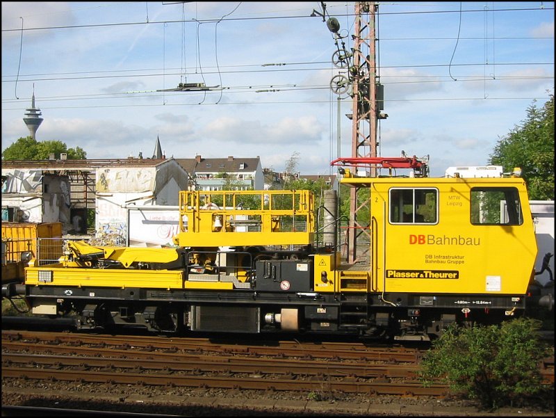 Am 08.10.2006 stand dieser Motorturmwagen MTW 100 der DB Bahnbau mit dem Eigennamen  MTW Leipzig  zusammen mit einem Oberleitungsbauwagen beim S-Bahn-Bahnhof Dsseldorf-Bilk.
