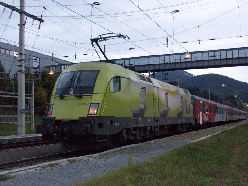 Am 08.10.2009 bespannte die 1116.033-0  Telekom  den 25 min. versp�teten REX 1515 von Innsbruck nach Schwarzach. Das Bild zeigt den Zug beim Aufenthalt in Fieberbrunn.