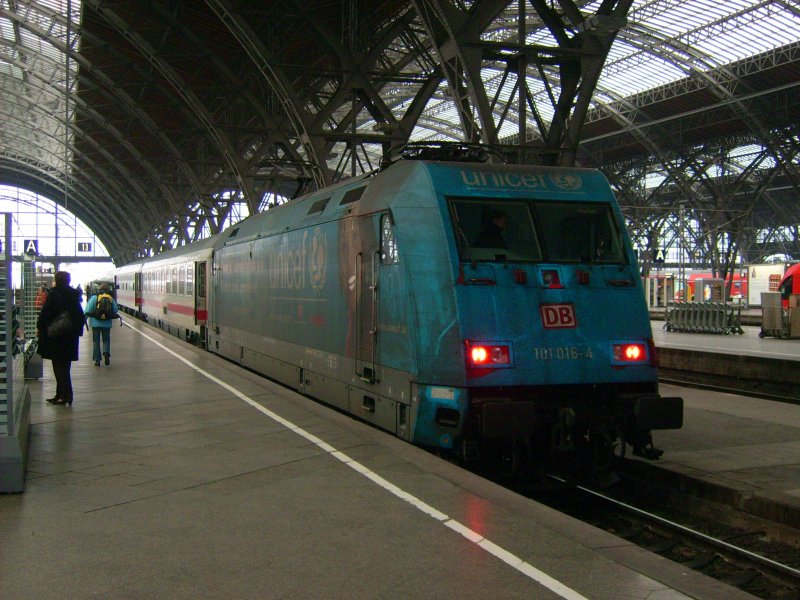 Am 08.11.08 ist 101 016 UNICEF im Leipziger Hbf angekommen. Ihr uerlicher Zustand ist nicht gerade werbewirksam! 