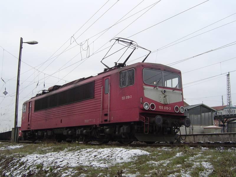 Am 08.12.03 steht, die noch mit Latz versehende, 155 019 in Knigs Wusterhausen.