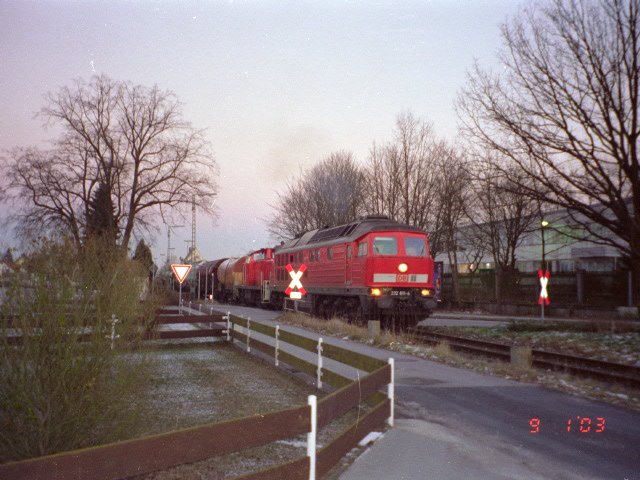 am 09.01.2003 wurde die, aufgrund starker K�lte, defekte 294 von einer 232 abgeschleppt. (Strecke Amberg-Schnaittenbach). Das Foto war ein Negativ, das mir ein ehem. Kollege mit einem Negativscanner digitalisiert hat.