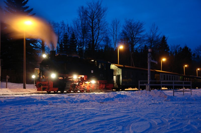 Am 09.02.07 habe ich den letzten Zug des Tages in Richtung Oberwiesenthal in Kretscham-Rothensehma aufgenommen. An der Spitze des Zuges befindet sich die frisch hauptuntersuchte 99 773.