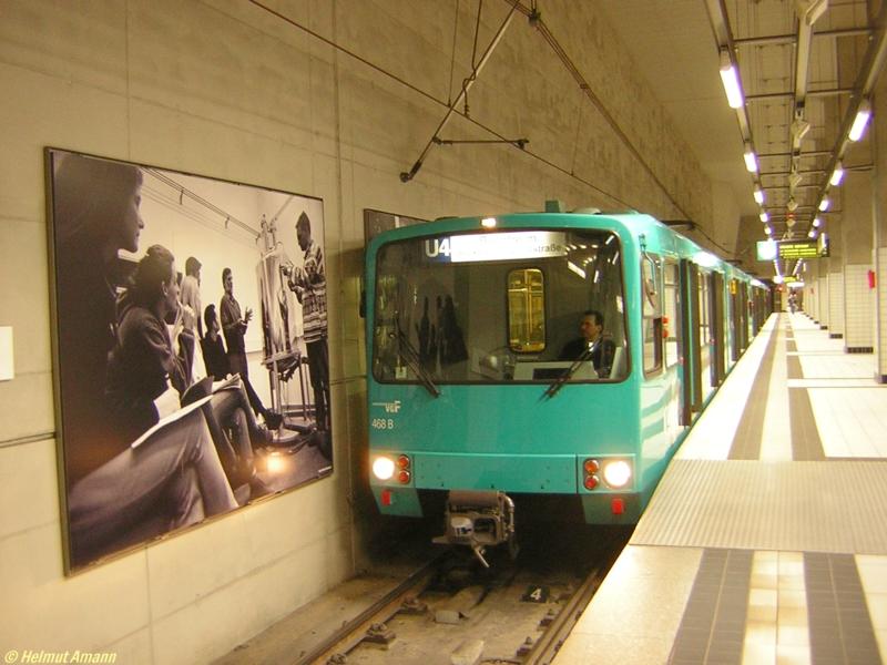 Am 09.02.2006 stand der 8. Zug der Linie U4 mit den U3-Triebwagen 468,459 und 469 an der Endstation Bockenheimer Warte abfahrbereit in Fahrtrichtung Seckbacher Landstrae, der anderen Endstation dieser Linie.