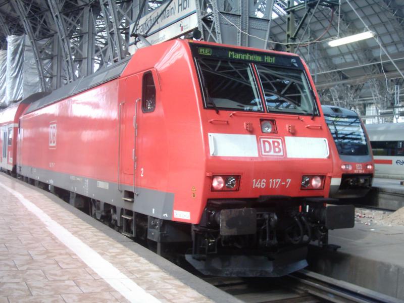 Am 09.04.2005 wartet Baureihe 146 117-7 in Frankfurt(M)Hbf mit ihrem RE nach Mannheim auf die Abfahrt.