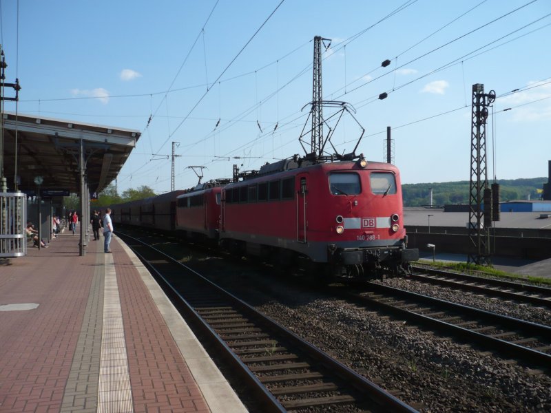 Am 09.05.08 fahren 2 140er  mit 140 788-1 als vorausfahrende Lok mit ihrem Gterzug durch Witten Hbf in Richtung Ruhrgebiet