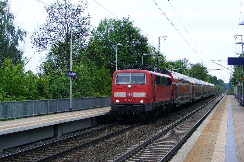 Am 09.05.09 fhrt die 111 193-9 als RE 4111 nach Frankfurt/M Hbf durch den Haltepunkt Gieen-Oswaldsgarten.Nchster Halt ist Gieen Hbf!!! Schnen Gru an den netten grenden Triebfahrzeugfhrer!!!!!
