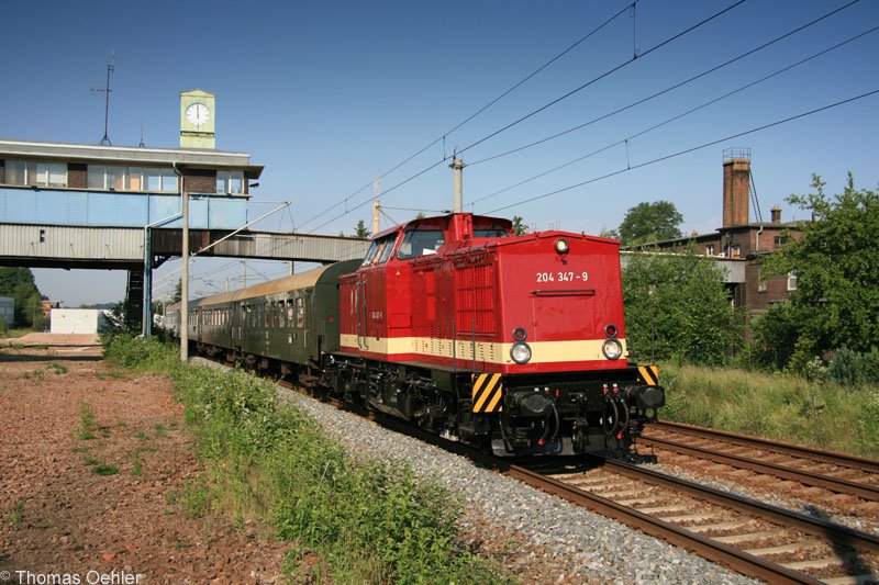 Am 09.06.07 fhrt 204 347 der Muldental Eisenbahnverkehrsgesellschaft mit dem Sonderzug des SEM Chemnitz nach Weiwasser. Hier passiert der Zug gerade das Befehlsstellwerk des ehemaligen Rbf Chemnitz-Hilbersdorf.