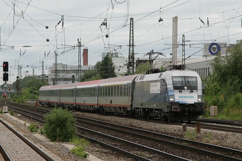 Am 09.06.09 war der IC 65 mit der 1116 038  Siemens  bespannt, die Aufnahme zeigt den Zug am Mnchner Heimeranplatz.