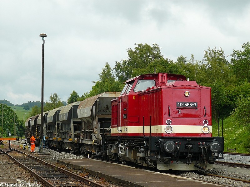 Am 09.06.2009 wurde dann zwischen Scheibenberg und Makersbach und auch im Bahnhof Schlettau geschottert. 112 565 ist hier im Bahnhof Schlettau zu sehen.