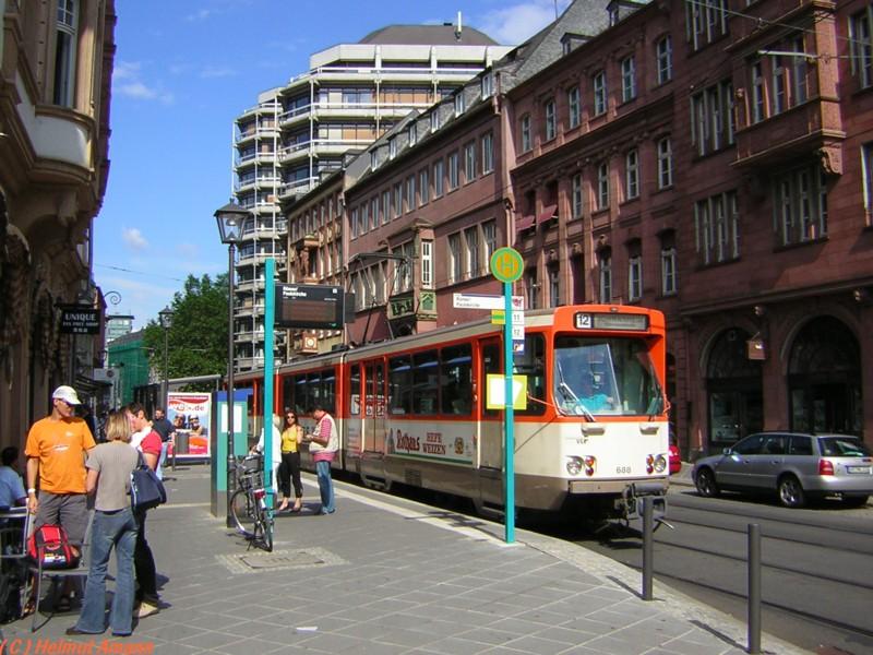 Am 09.07.2005 war der 11. Zug der Linie 12 nach Schwanheim mit dem Pt-Triebwagen 688 gerade an der Haltestelle Rmer/Paulskirche angekommen. Bis zur Fussball-Weltmeisterschaft 2006 wird dieser Wagentyp wahrscheinlich aus dem Oberflchenverkehr verschwunden sein. Die ltesten Fahrzeuge der ersten Bauserie, zu der auch der abgebildete Triebwagen gehrt, wurden in den Jahren 1972 und 1973 ausgeliefert, die zweite Bauserie 1977 / 78, die Fahrzeuge sind also bereits minimum 27 bis maximal 33 Jahre im Einsatz.

