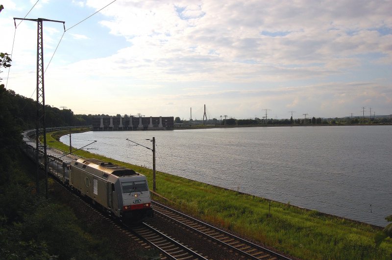 Am 09.07.2009 fhrt 285 108 ??? am Stausee Niederwartha entlang Richtung Dresden-Friedrichstadt.Im Hintergrund ist das Pumpspeicherwerk Niederwartha zu sehen.