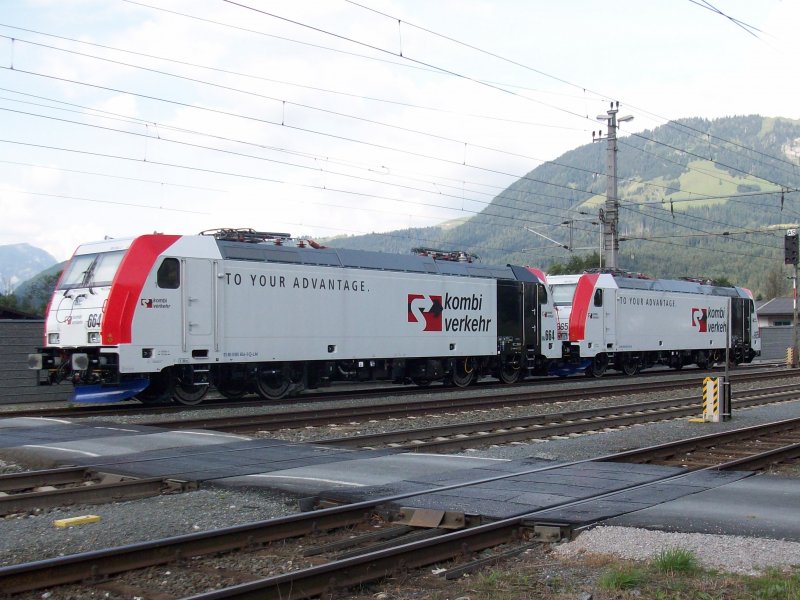Am 09.08.2009 konnte Ich dieses abgerstete Tandemprchen in St. Johann in Tirol ablichten. Diese beiden Loks bringen einen Ganzzug fr die Firma Egger von Deutschland nach Tirol.