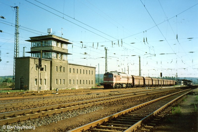 Am 09.09.1993 steht 220 290 im Bahnhof Naumburg auf Gleis 3 und wartet auf berholung um dann weiter Richtung Gschwitz zu donnern.