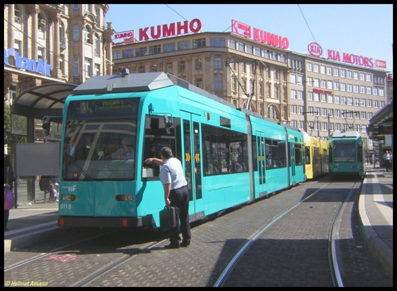 Am 09.09.2006 fuhr der erste redesignte R-Triebwagen 011 den 14. Zug der Linie 11, hier am Hauptbahnhof stehend in Fahrtrichtung Hchst. Alle R-Triebwagen sollen im Rahmen der Hauptuntersuchung nach und nach im Fahrgastraum dem Design der S-Triebwagen angeglichen werden. uerlich unterscheidet sich der erste umgebaute Triebwagen von den anderen nur durch die gelben Markierungen an den Tren, die aufgrund einer Forderung des Behindertenverbandes angebracht werden muten, und durch den gelben Balken ber der mit einer Rampe fr Rollstuhlfahrer ausgestatteten Behindertentr. Angeblich wurden die Fenster auch durch neue ersetzt, was optisch aber nicht auffllt, das Fahrwerk wurde auch berarbeitet, das Fahrverhalten soll Augenzeugenberichten zufolge dadurch jetzt besser und deutlich ruhiger sein.