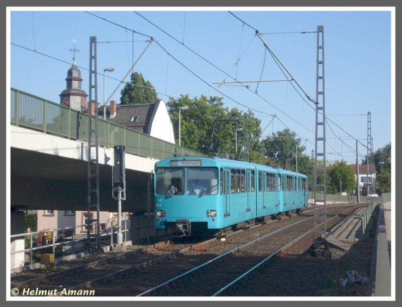 Am 09.09.2008 stand dieser Zug der Linie U3 nach Oberursel Hohemark mit den U2h-Triebwagen 358 und 347 am Einfahrtssignal der Station Heddernheim.