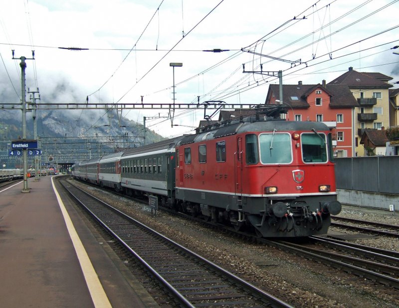 Am 09.10.09 nimmt die Re 4/4  11157 mit einem IR Anlauf richtung Gotthard. (fotografiert in Erstfeld)