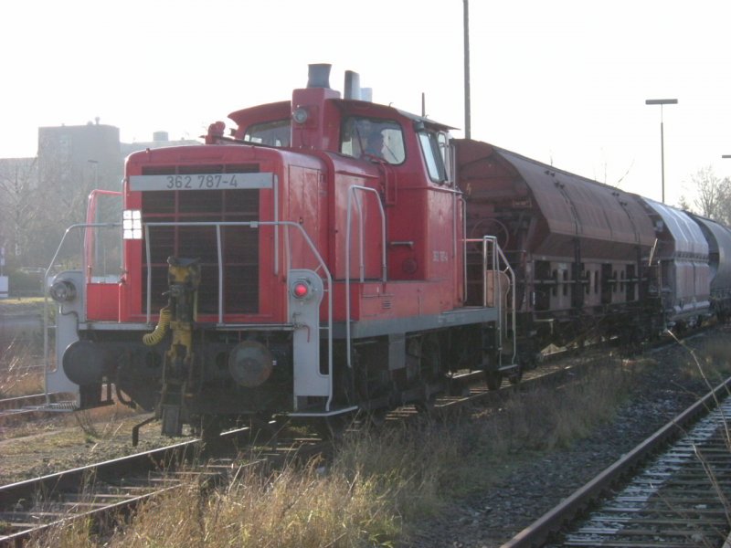 Am 09.12.2004 wurde die Mittagsbergabe von Hirschau nach Amberg das allerletzte Mal nachgeschoben. 362 787 gab sich die Ehre. Das rote Licht ist wohl symbolisch. Seitdem wird auf der Strecke Amberg-Schnaittenbach nur noch mit 294 gefahren. Am 10.12.2004 wurde von einer V60 ein allerletzes Mal berhaupt ein Zug nach Hirschau gefahren, von diem habe ich leider kein Bild, da die bergabe morgens um 5.00Uhr erfolgte und im Winter sind solche Aufnahmen mit meiner Camere leider nicht mglich.
