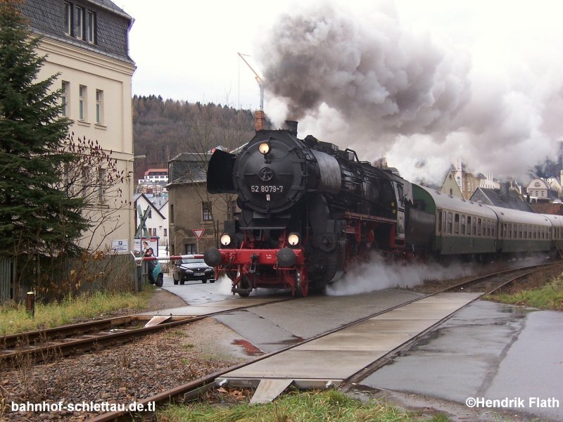 Am 09.12.2007 dampft die Nossener 52 8079-7 durch das Stadtgebiet von Aue (Sachs). Der Zug hatte rund eine Stunde Versptung. Ziel der Fahrt war Schlettau. Das Bild endstand an der sogenannten  Glck Auf - Schranke . Diese erlangte durch die Sendung  Auenseiter - Spitzenreiter  Berhmtheit, da die Schranke die meiste Zeit geschlossen war.