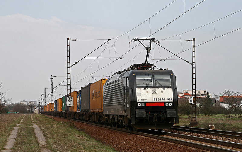 Am 1. April befrdert 189 099 einen Containerzug ber die KBS 700 in Richtung Basel. Die Aufnahme entstand sdlich der Ortschaft Wiesental.