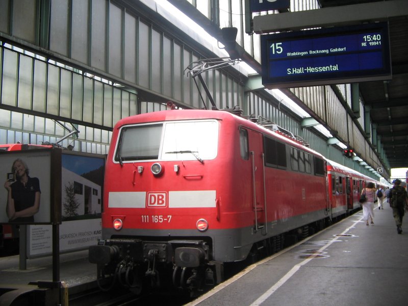 Am 1. August 2008 stand eine 111 mit einem Regionalexpress nach Schwbisch Hall-Hessental zur Abfahrt bereit. Bei meinem letzten besuch in Stuttgart war das noch teilweise eine Leistung der Baureihe 110. Tja, die Zeiten ndern sich eben!