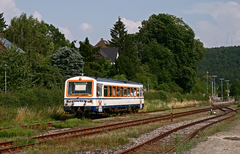 Am 1. Juli 2009 beschleunigt der 28 Jahre alte  VT 120 vom Typ NE 81 der SWEG Waibstadt als SWE 70758 aus dem Bahnhof von Waibstadt in Richtung Meckesheim. Zu diesem Zeitpunkt hatte der letzte Monat der SWEG in Nordbaden gerade begonnen...