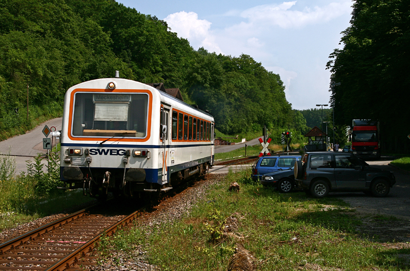 Am 1. Juli 2009 verlsst der VT 120 der SWEG Waibstadt auf seiner Fahrt von Aglasterhausen nach Meckesheim den Haltepunkt von Eschelbronn und nimmt die letzten Kilometer bis zu seinem Zielbahnhof in Angriff.