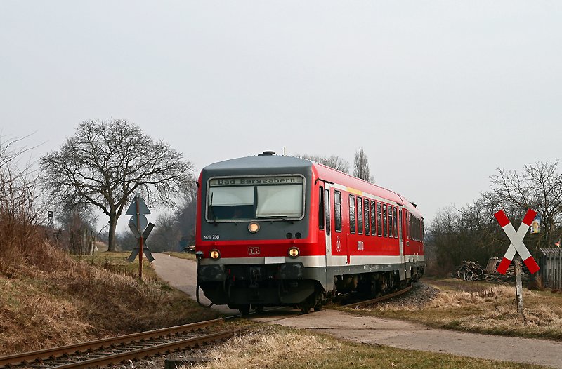 Am 1. M�rz 2009 war der Ludwigshafener 628 700 auf der romantischen Kurbadlinie von Winden (Pfalz) nach Bad Bergzabern unterwegs. Als RB 18670 �berquert der Zug dabei laut pfeifend einen unbeschrankten Bahn�bergang zwischen Barbelroth und Kapellen-Drusweiler.