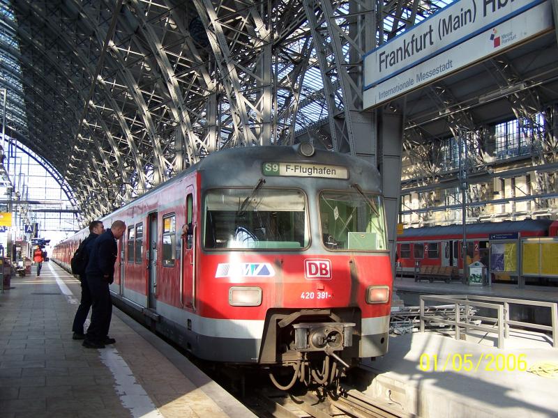 Am 1. Mai 2006 fuhr 420 391 auf der S 9 zwischen F-Flughafen und Frankfurt am Main Hbf als Kurzpendel. Eigentlich hatte dieser Triebzug die Ordnungsnummer 241.