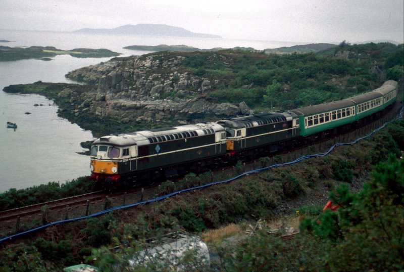 Am 1. September 1993 haben 26007 und 26001 fast Kyle of Lochalsh mit einer Zug aus Inverness erreicht.