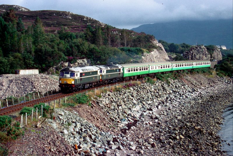 Am 1. September 1993 haben 26001 und 26007 gerade eben Kyle of Lochalsh mit einer Zug nach Inverness verlassen.