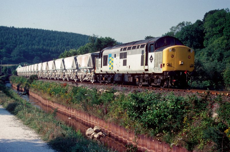 Am 10. August 1995 hat 37521 fast Par erreicht auf dem Weg nach Fowey.