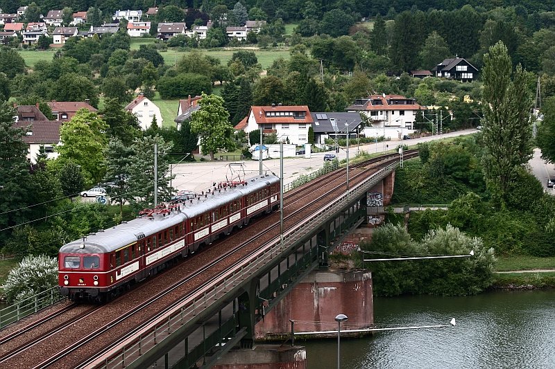 Am 10. August 2008 berquert der historische ET 25 der SVG als Sonderzug nach Mannheim bei Neckargemnd Altstadt den Neckar.