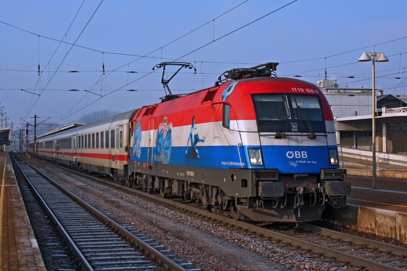 Am 10. Jnner konnte ich dank dem Lokfinder die 1116.108 am EC 61 nach Wien West fotografieren.
Das Warten auf den Kroaten-Lok war echt  angenehm . Starker strmischer Wind blies mir um die Ohren, mit den noch dazu recht milden -10 Grad Celsius!