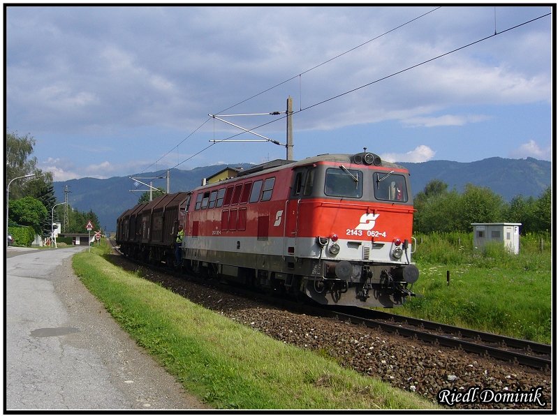 Am 10 Juli 2006 erledigt die zweite Zeltweger Reserve (2143 062) die Verschubfahrt rund um Zeltweg.