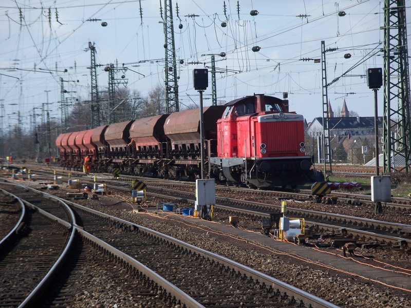 Am 10. Mrz ist die Auswechslung von Gleis 2 des Karlsuher Hauptbahnhofes fast beendet.
212 054-1 zieht einen Schotterzug zum Einschottern in den Hbf.