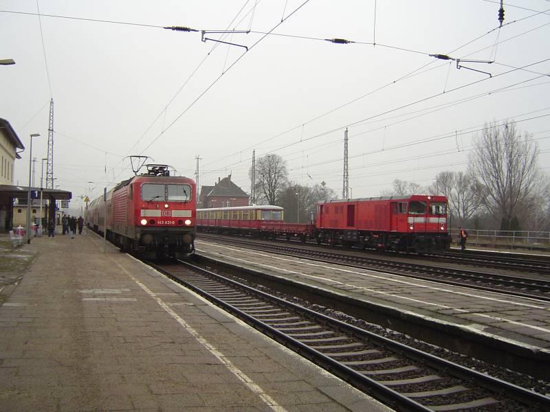 Am 10.01.04 wurde ein S-Bahnzug von Bln - Lichtenberg nach Zossen zum neuen Eigentmer gebracht. Zu sehen ist 143 631 mit einem RE auf eiem Nachbargleis steht die S-Bahnlok 478 602 mit 477 603 in Zossen.