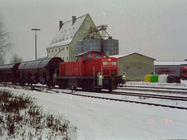 Am 10.01.2004 zieht 294 148 einen Gterzug in den Bahnhof Hirschau. Im Hintergrund das groe BAYWA Lagerhaus, das nicht mehr bedient wird. (Strecke Amberg-Schnaittenbach)! Das Bild war ein Negativ, das mir ein ehem. Kollege mit einem Negativscanner digitalisiert hat.