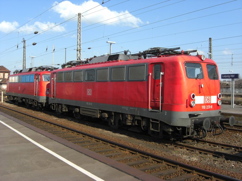 Am 10.03.08 stehen BR 110 231-8 und BR 110 325-8 in Leipzig Hbf.